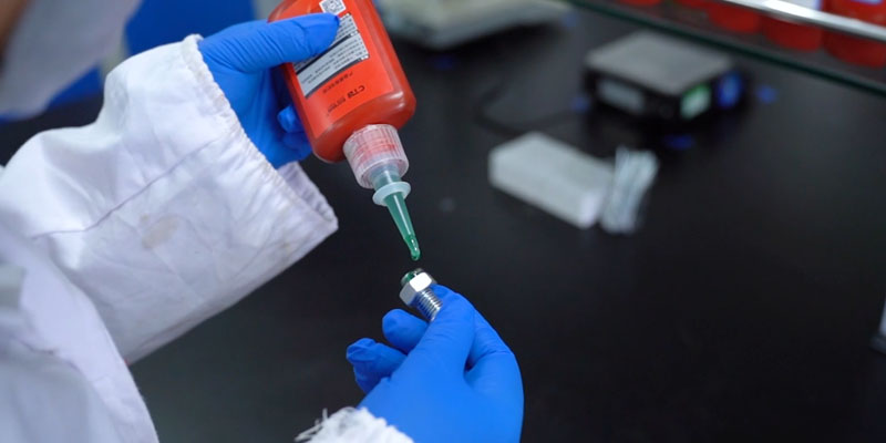 缸蓋螺絲高溫老是松，到底用哪種螺絲膠？